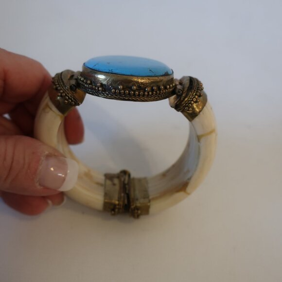 Womens Shag Boutique Bone Bangle Cuff Bracelet W/Turq Stone - Picture 1 of 5